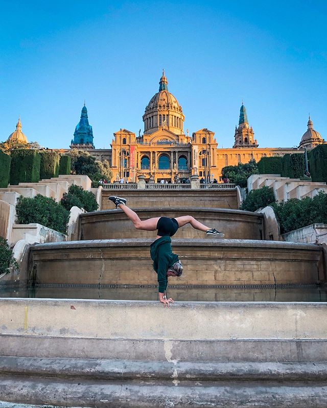Barcelona! Thanks @brooksrunning for a fun couple of days and @jonathan_last for the handstand lesson 🤸🏼&zwj;♀️ swipe for some one arm handstands 😬 kind of
#barcelona #whereihandstand #onearmhandstand