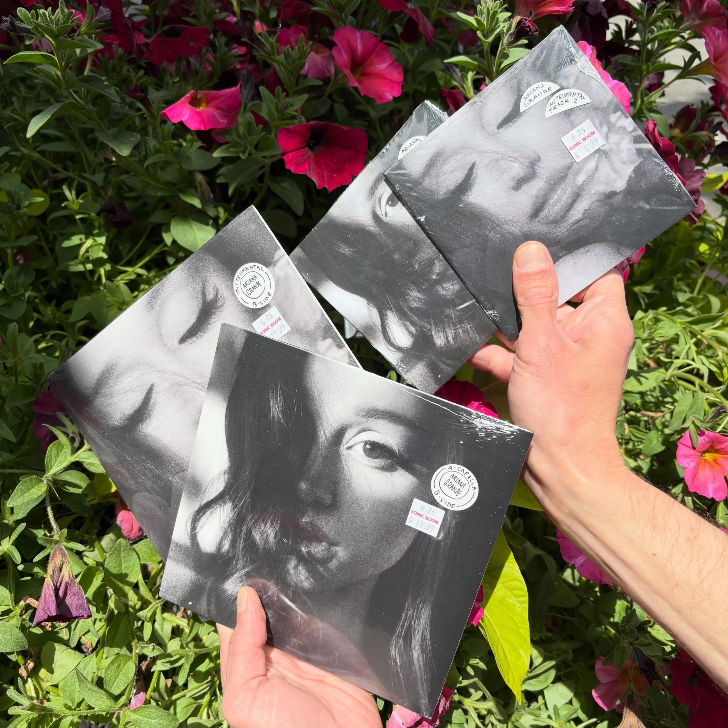 Ariana Grande is back with her latest single &ldquo;𝒽𝒶𝓉𝑒 𝓉𝒽𝒶𝓉 𝒾 𝓂𝒶𝒹𝑒 𝓎𝑜𝓊 𝓁𝑜𝓋𝑒 𝓂𝑒&rdquo; and we&rsquo;ve got these exclusive 7 inches and CD singles that include the instrumental version *or* a-cappella version (*or* just get bot