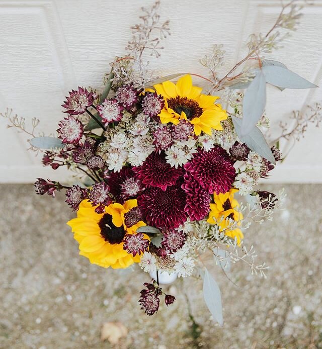 one of my favorite bouquets to date bc it was made by my Aunt Cindy for my cousin Dev&rsquo;s wedding.💙Love getting the whole family involved for such a special day!
&bull;
&bull;
&bull;
&bull;
#loveandwildhearts #authenticlovemag #newenglandphotogr