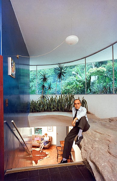 Niemeyer-sits-on-a-rocky--010.jpg
