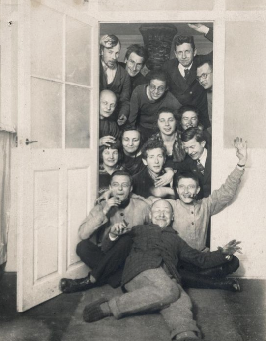 The life at the Weimar Bauhaus: members of the Bauhaus and guests, around 1922 Photographic paper (with silver halide salts in gelatin) Print: 11.1 x 8.4 cm © Bauhaus-Archive Berlin