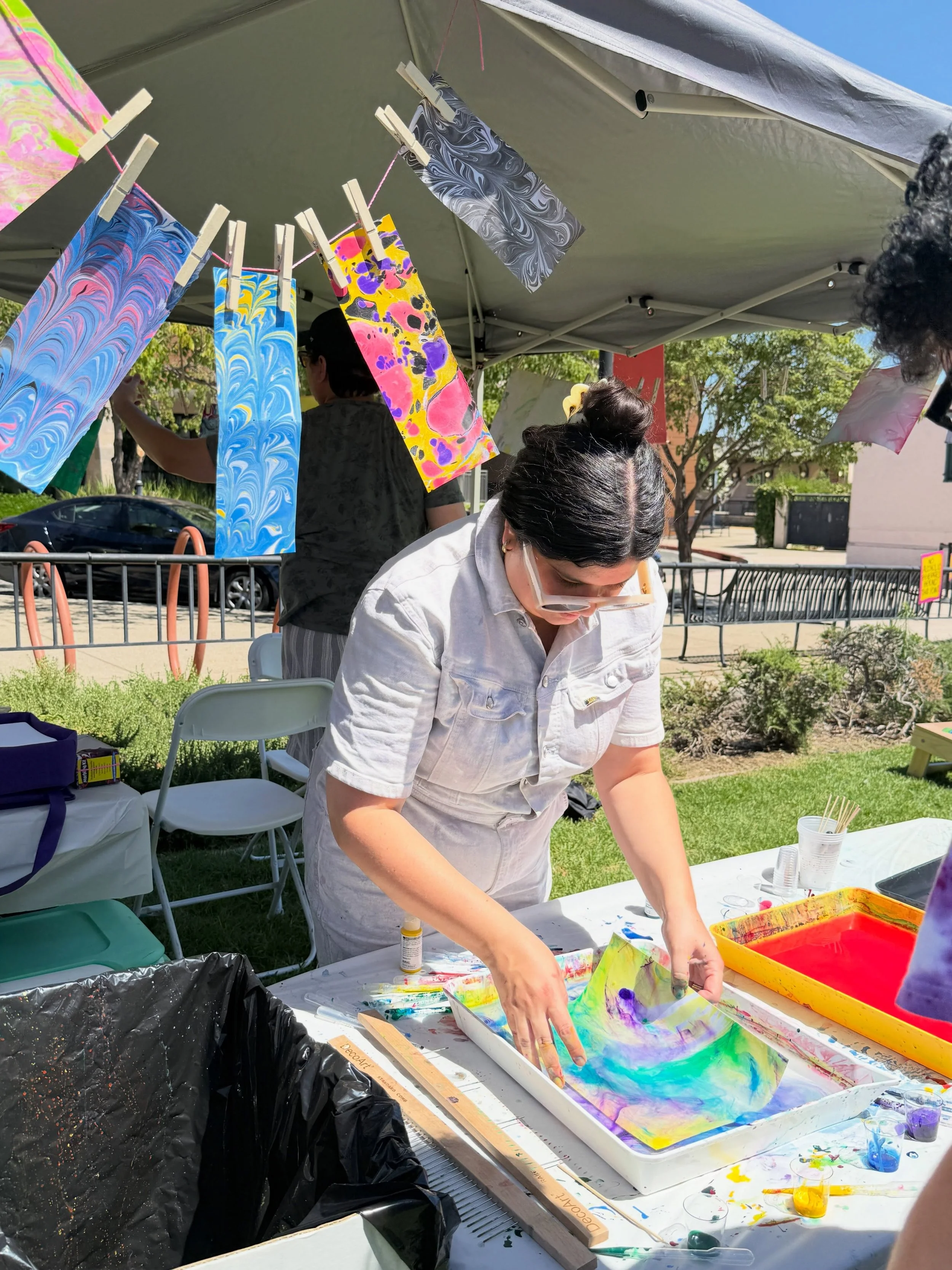 A new technique I&rsquo;ve been exploring is Ebru paper marbling! It&rsquo;s been fun sharing the technique in the community. Here&rsquo;s a shot of my at @claremont_lmoa Free 4 All on Saturday 🎨 
Thanks for the invite, and I hope you were able to c