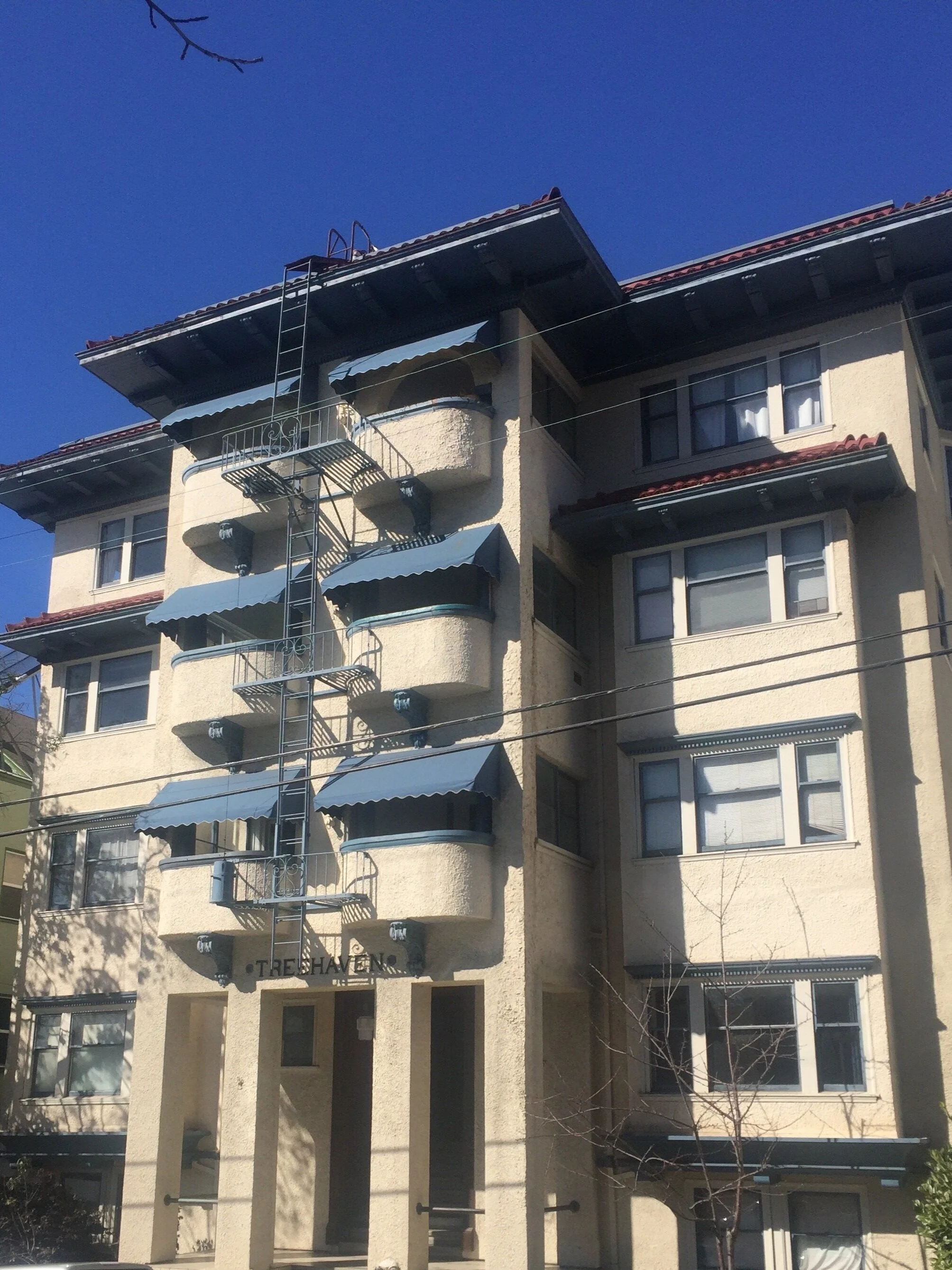 2523+front+of+bldg.jpg