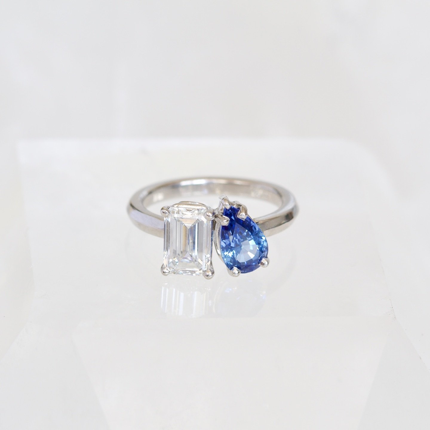 Congratulations to my lovely clients Duyen and Greg on their recent engagement! Greg commissioned this stunning diamond and sapphire toi et moi in platinum for his surprise proposal, and it was clearly very well received! 🤍💙
I am currently acceptin