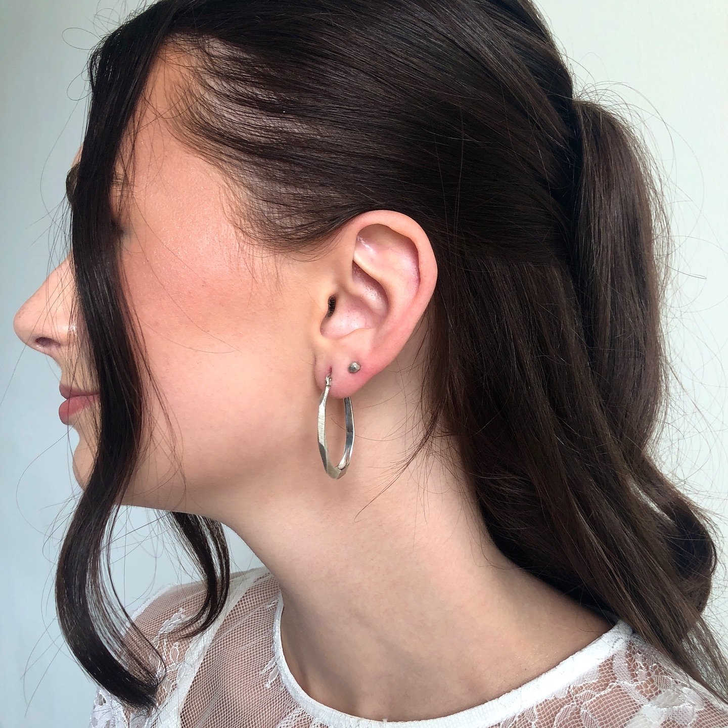 Geo Facet Hoops and Tiny Disco Studs in silver. Available online, and ready to ship! Just head to that link in bio. 🩶✨
.
.
.
Model: @daisymaedaniels 
HMU: @blackorchid.beauty