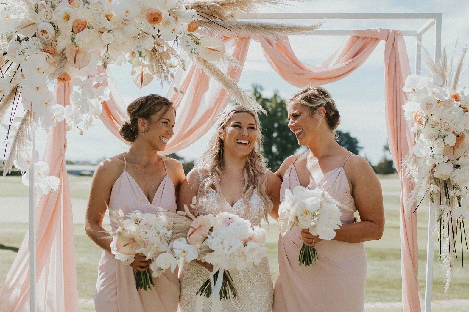 Modern Metal Arch (White)