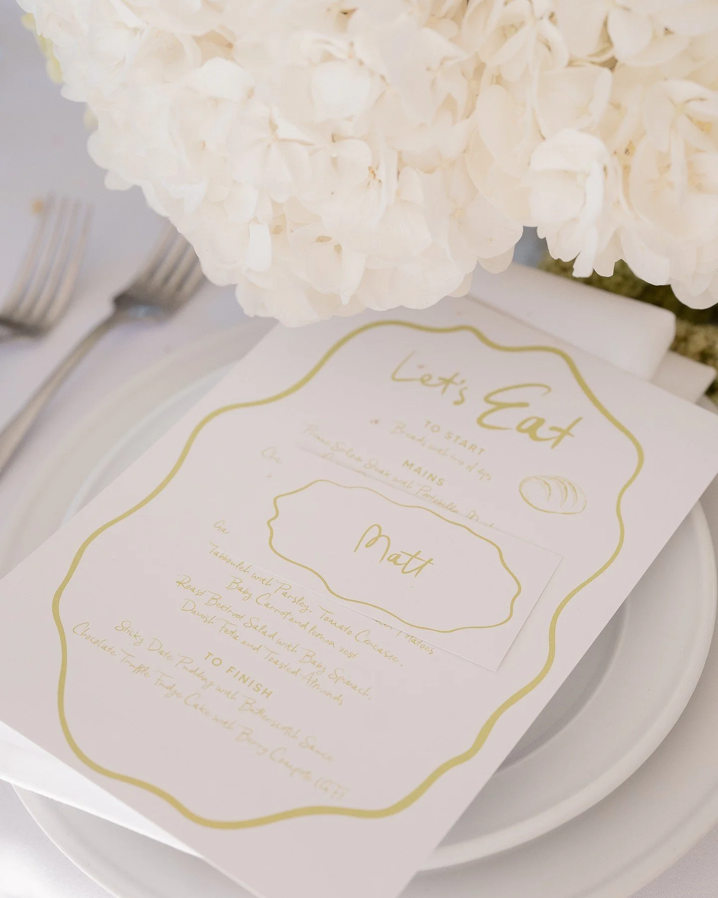 ✨ Signage & stationery are the unsung heroes of elevated styling—and we’re not gatekeeping.
Forget boring fonts and last-minute table numbers.
Your signage deserves a design moment 🖋️🎨
A table with custom menus + matching name car