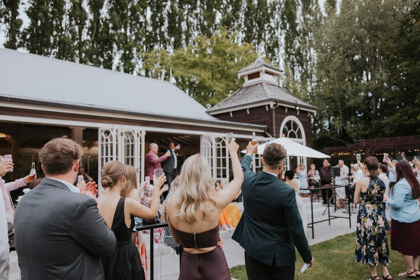 Cocktail hour is where guests mingle, laugh and linger. 🍸

It&rsquo;s not just about drinks. Your checklist should include lounges &amp; sofas, caf&eacute; tables + chairs, dry bars, drink tubs, rugs, cushions, vases and signage. 🛋️

Here&rsquo;s t