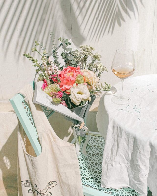 Keeping things sunny this Mother&rsquo;s Day for the brightest lights in our lives&mdash;&mdash; here&rsquo;s to you, Mamas🥂
&bull;
Hand wrapped bouquets starting at $45 and vase arrangements $75 and up💐Gift cards available.
&bull;
Hours: 11-2 Thur