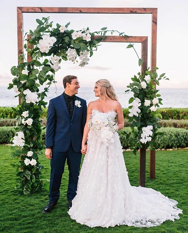 The nostalgia continues with of our favorite arch designs, set aglow a few moments after sunrise🕊 ~xoxo Lulu
.
.
.
.
Photographer @johanna_dye 
Arch/rentals @alohaartisans 
Florals @lulusleiandbouquets 
Hair &amp; makeup @revealhairandmakeup 
Venue 