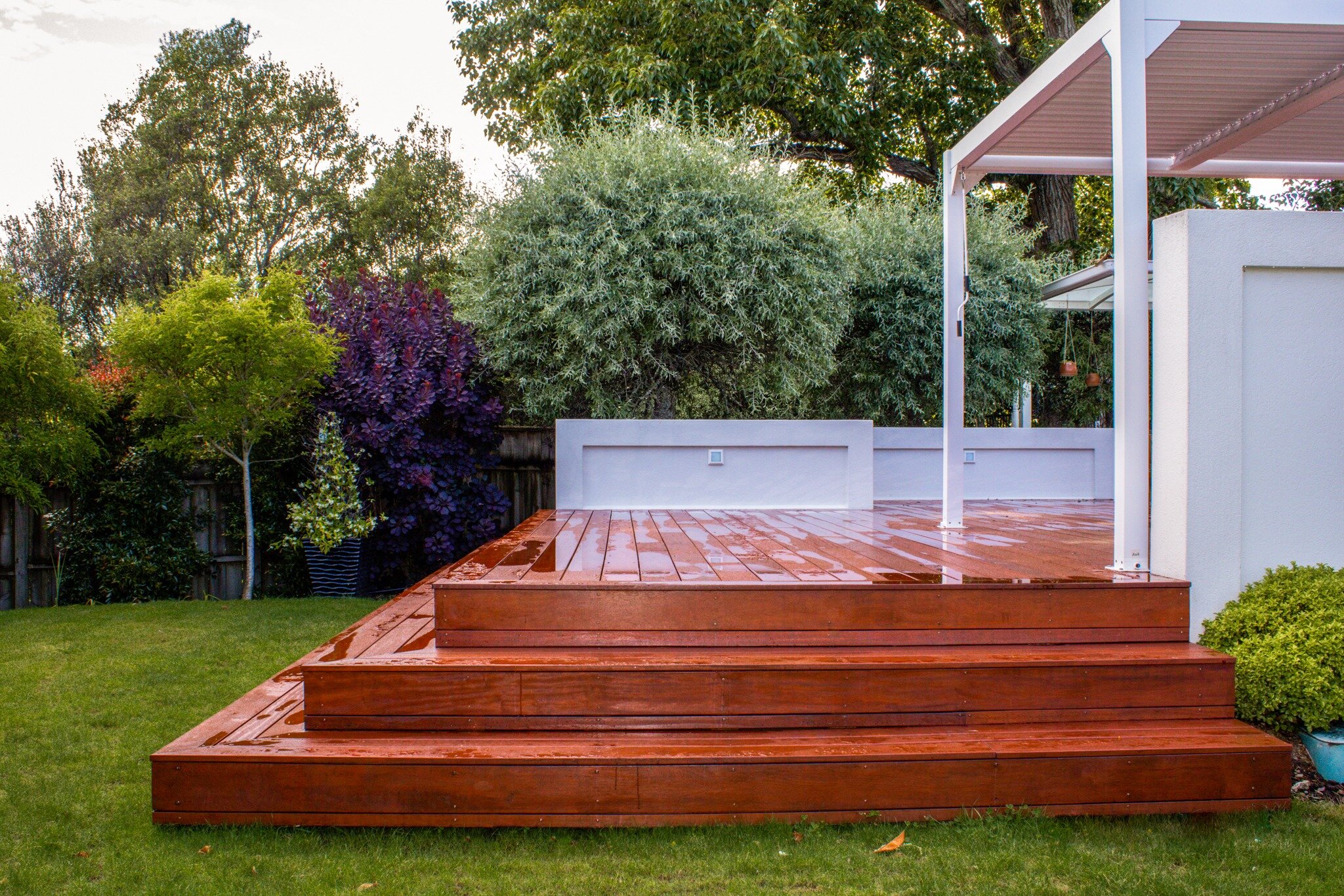 If you are thinking about revamping or extending an existing deck, now is the time to do so before the Summer rush. With small mindful changes, you can achieve a maximum impact, just like this project. 🤩