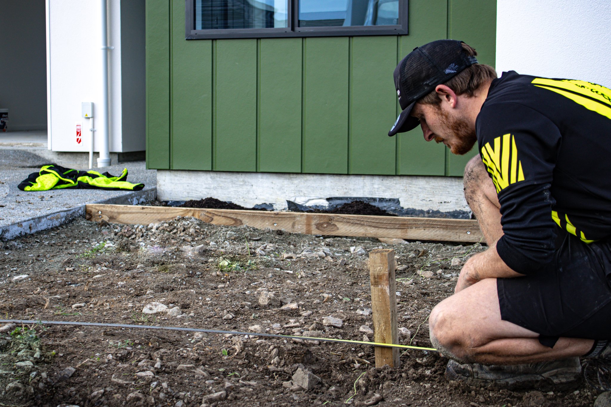 Reuben creating a beautiful front garden feature with timber edging. We have availability to take on smaller projects before the Spring rush. 🌿

#newvisionlandscapes #nvl #nvp #nvpools #landscapearchitecture #landscapedesign #nvdesign #teamawesome #