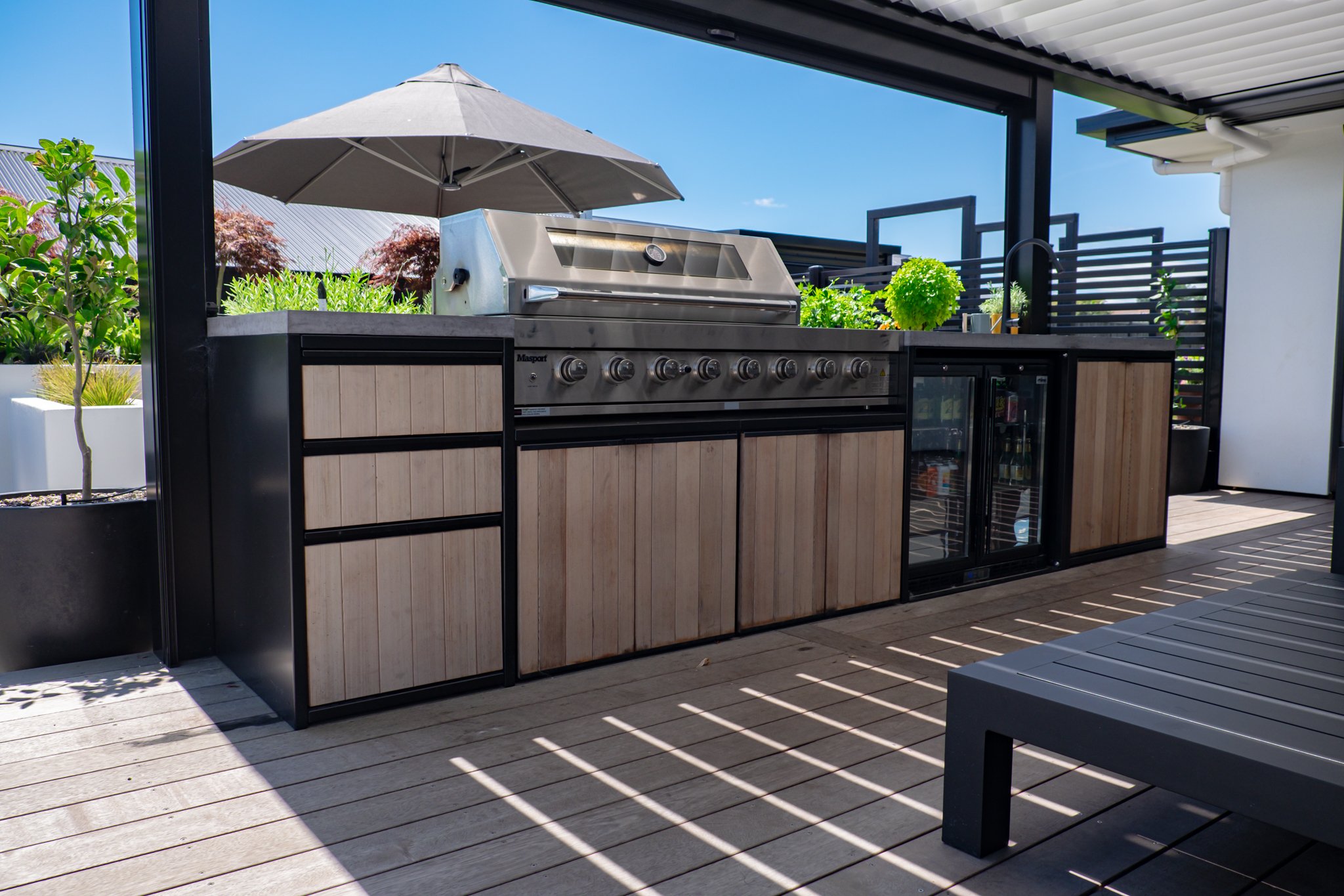 A beautiful outdoor kitchen that blends modern elegance and alfresco indulgence, a dream for any outdoor chef. 👨🏼&zwj;🍳

Kitchen from Design Works Group Ltd.