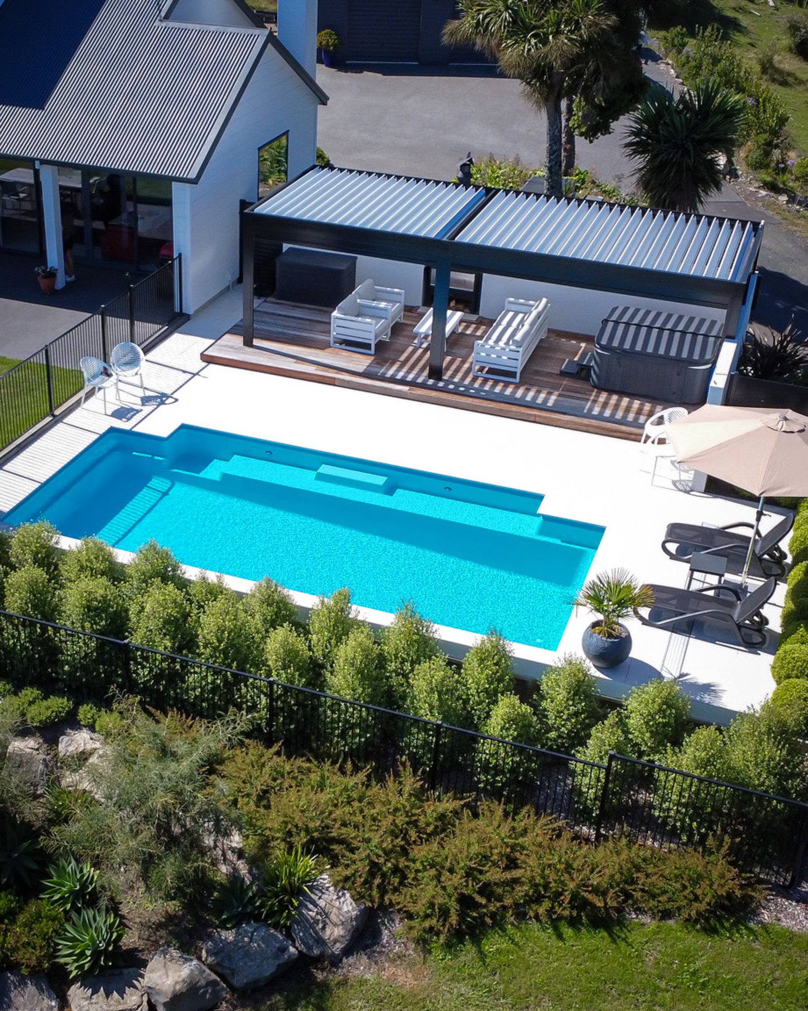 Pool surrounds, natural planting, and tailored louvre features all working in harmony designed by our inhouse @nvdesign01 team, constructed by NVL and @nvpools01. 🌿💦

#newvisionlandscapes #nvl #nvp #nvpools #landscapearchitecture #landscapedesign #