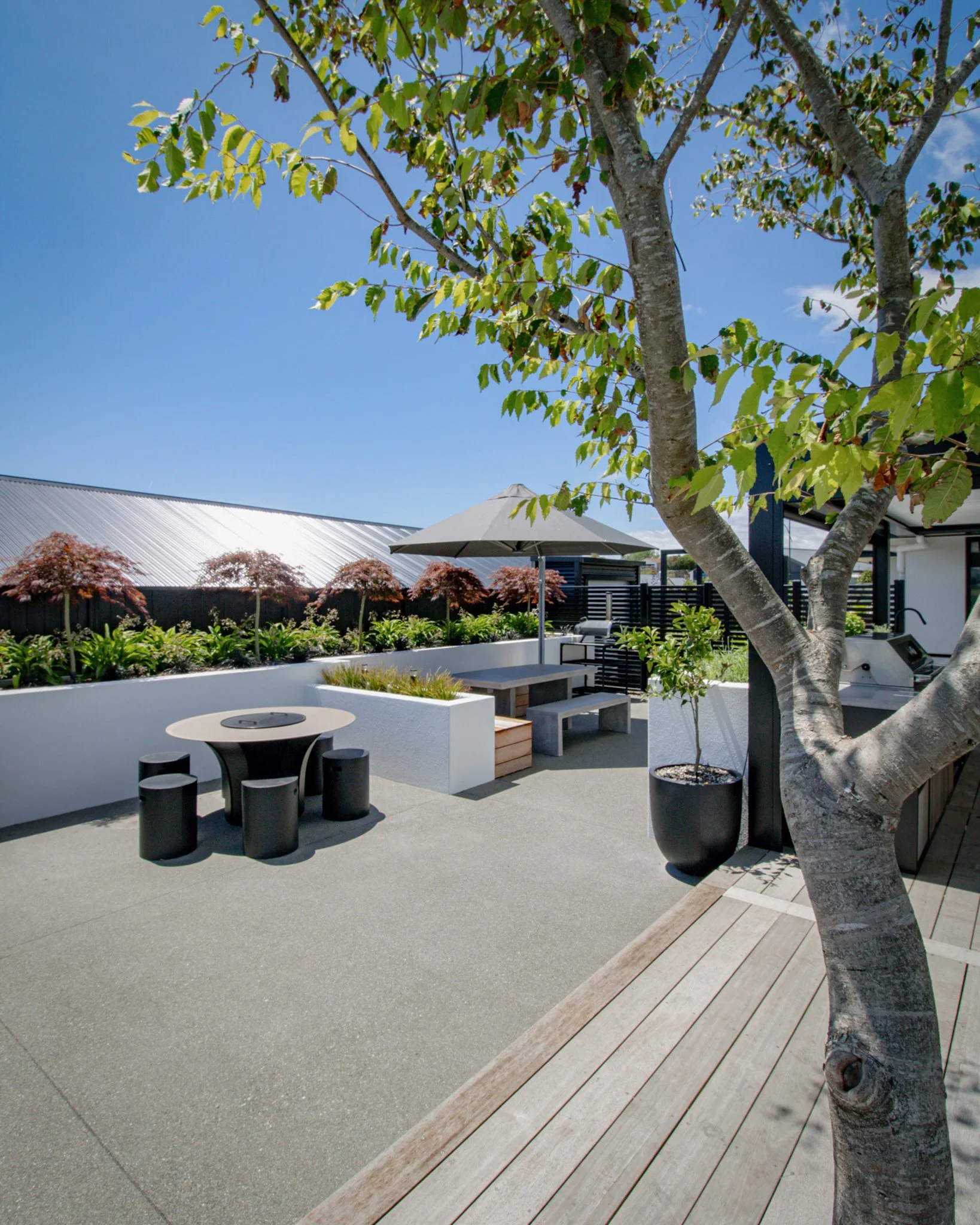 A great space for Summer – with an outdoor fireplace, dining area, and kitchen. It’s the perfect spot for entertaining family and friends. 🔥
#newvisionlandscapes #nvl #nvp #nvpools #landscapearchitecture #landscapedesign #nvdesign #team