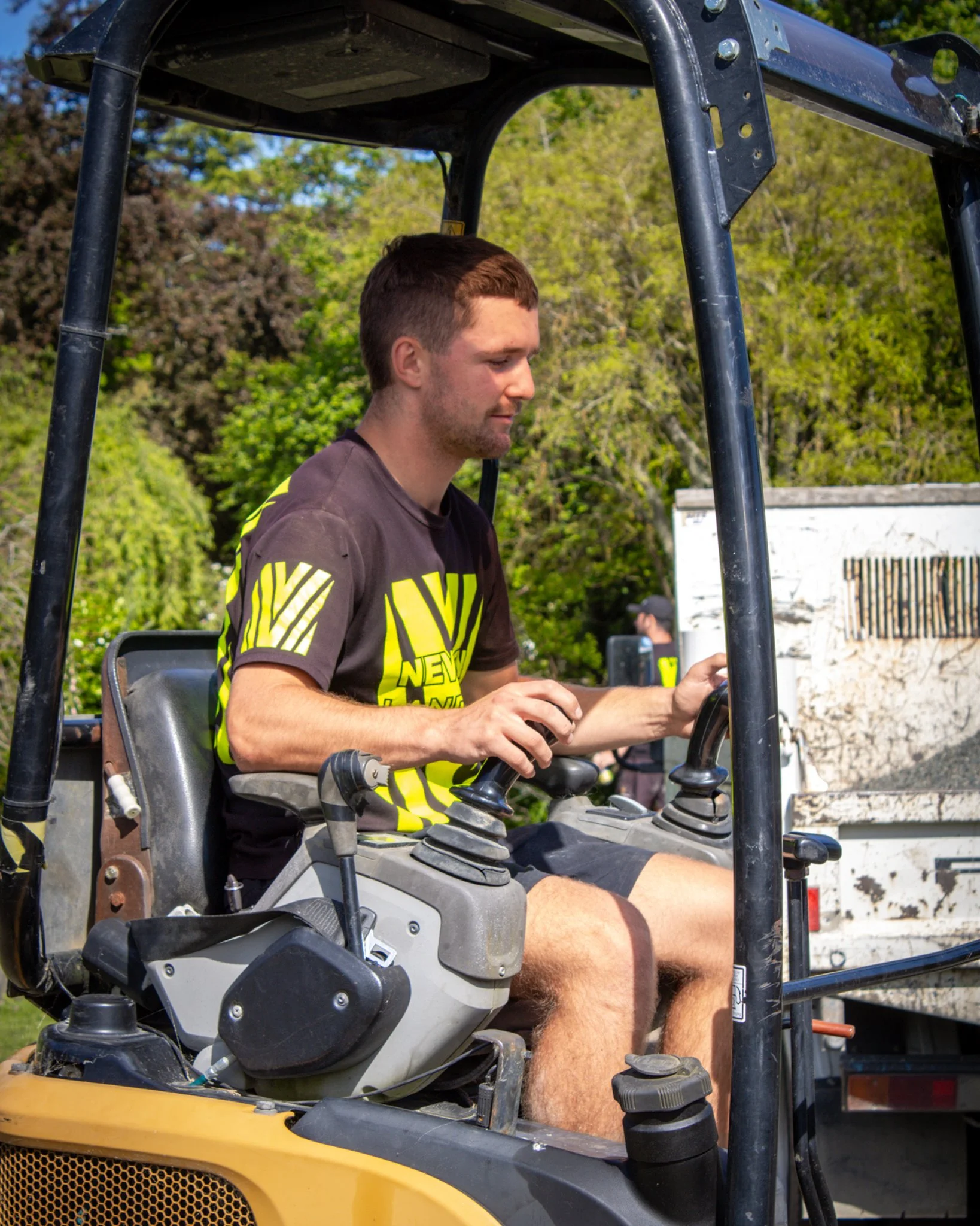 Keeping our landscape labourers challenged and learning new skills is important to NVL. Here is Robbie learning to operate machinery on site under the careful watch of his Foreman. 🤩

#alwayslearning #handsonskills #newvisionlandscapes #nvl #nvp #nv