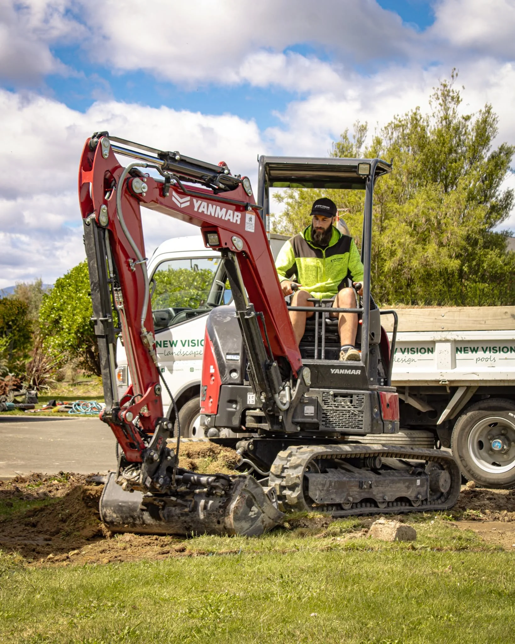 Shaping new garden beds on the digger, with Rhys making sure each curve flows smoothly across the property. 🌿

#newvisionlandscapes #nvl #nvp #nvpools #landscapearchitecture #landscapedesign #nvdesign #teamawesome #teamnvl #nelsontasman #nelsontasma