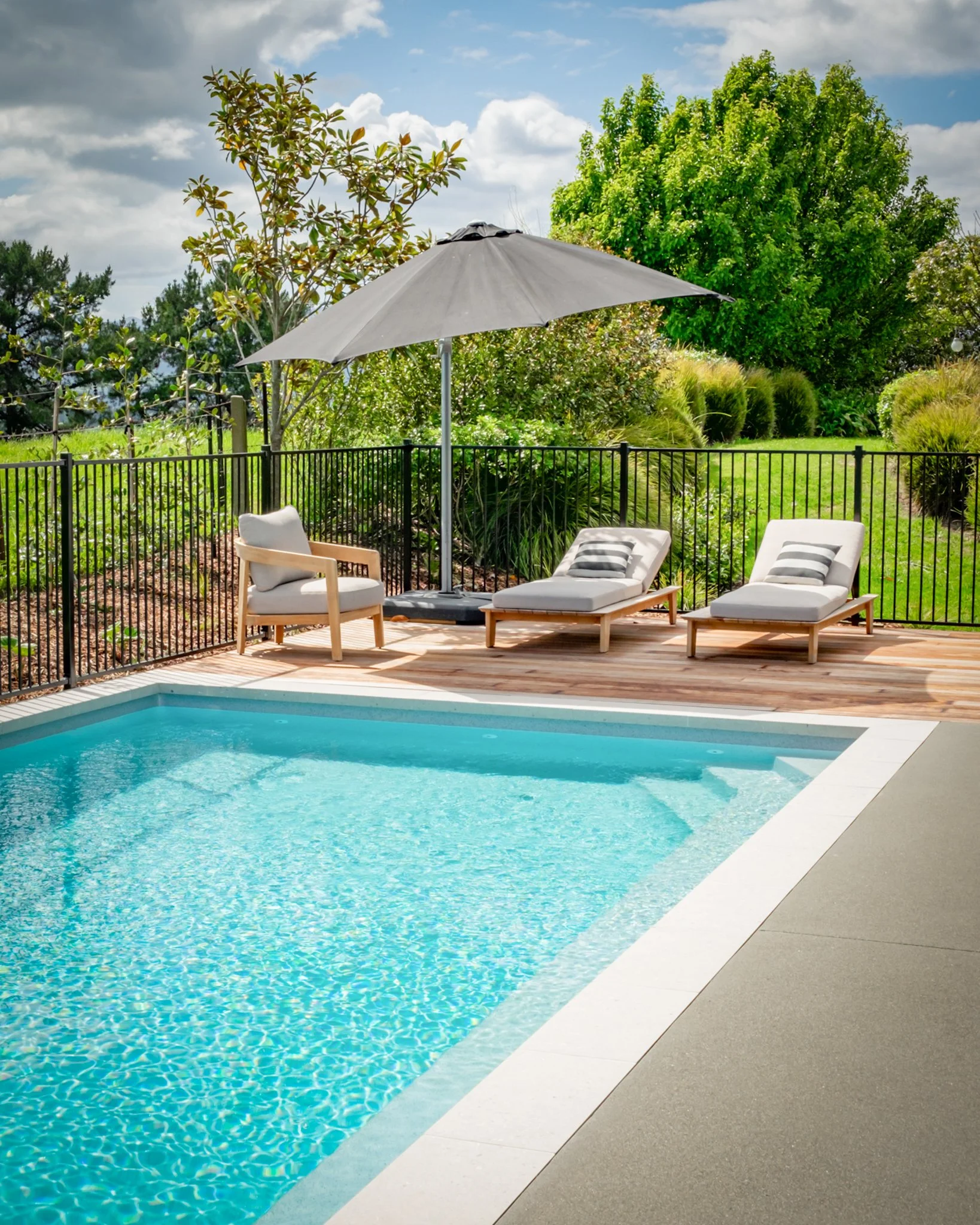 A showcase of texture and style: Kwila, Porcelain Paving, and Concrete beautifully combined and installed by NVL and @nvpools01, design by @nvdesign01.

Concrete: @concrete.unlimited 
Pavers: @urbanpaving