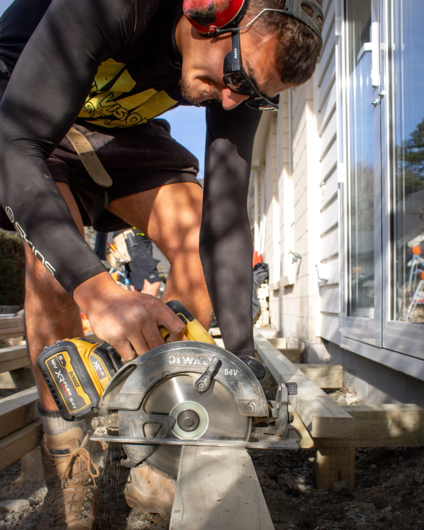 Rico preparing bearers for a Kwila deck designed to meet the finished floor height, giving the home an effortless indoor-outdoor transition. 🌿

#handsonskills #newvisionlandscapes #nvl #nvp #nvpools #landscapearchitecture #landscapedesign #nvdesign 