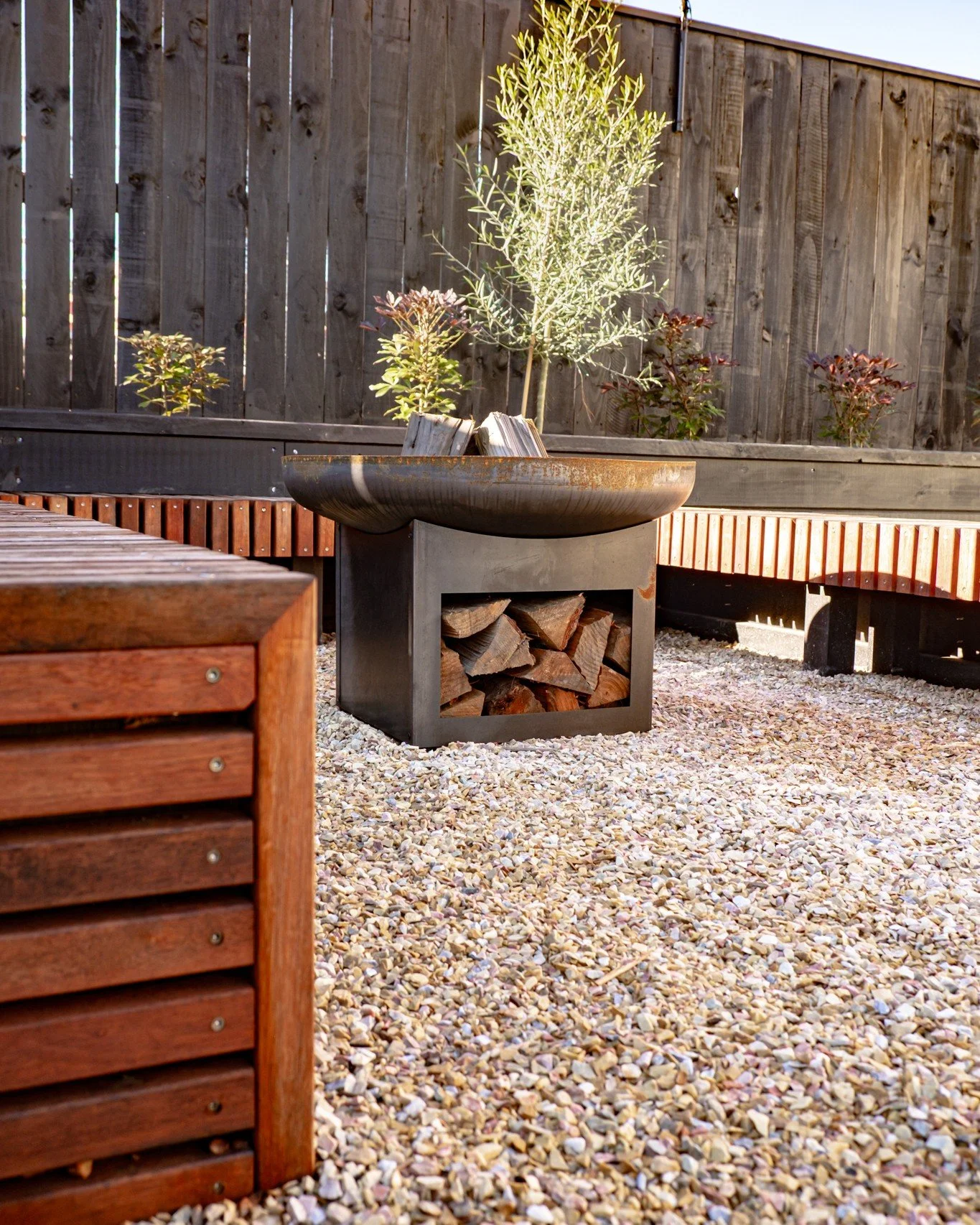 A cosy fireplace area ready for family and friends to enjoy on these stunning summer evenings! #nelsontasmannz @homes_by_orange 

#newvisionlandscapes #nvl #nvp #nvpools #landscapearchitecture #landscapedesign #nvdesign #teamawesome #teamnvl #nelsont