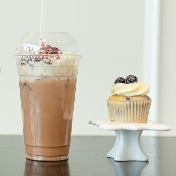Freshly baked cupcakes from @theicingbakingco are a delicious addition to your favorite coffee!​​​​​​​​​
#thegroundsva #curbsidepickup #pickup #snacktime #breakfast #bakedgoods #seeyousoon #thegrounds #thegroundsva #coffeeshop #coffee #hotcoffee #cof