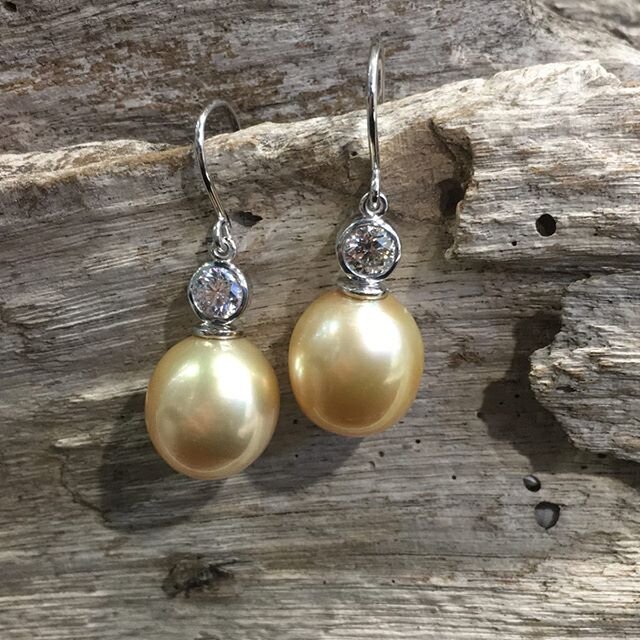 💛Custom set of Earrings for one special lady 💛 Golden South-sea pearl with 0.40cts diamonds on top. .
.
.

#golden #southsea #southseapearls #pearls #earringsofinstagram #necklace  #shoplocal #supportsmallbusiness #happydance #gladesville #huntersh