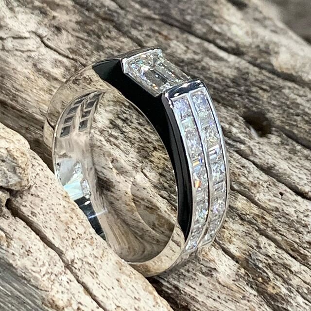 💖Clean lines 💖
.
.
.

#diamonds #remodel #roundbrilliant #cushioncut #pearcut #asschercut #ovaldiamond #marquisediamond #radiantcut #emeraldcutdiamond #princessdiamond #trillion #diamondsareagirlsbestfriend #chrislewisjewellers #platinum #sydney #h