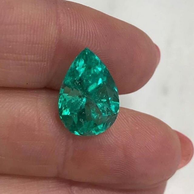 Can&rsquo;t afford the Wakil Emerald going to auction tonight? Well we are here to help with this stunning 5.26ct Colombian Emerald waiting to be set however you wish ✨💚 ✨
Priced at around 30k 🙋🏼&zwj;♀️🙋🏽&zwj;♂️🙋🏼
.
.
.
#auction #emerald #waki