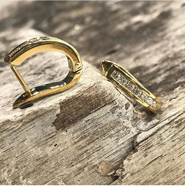 Beautiful hand crafted 18ct and diamond  earrings by @chris_lewis_jewellers .
.
.
.

#earrings #yellowgold #stunning #inlove #goals #gladesvillejewellers #huntershilljewellers 
#willyoumarryme #shesaidyes #ido #engaged #diamond #platinum #engagementr