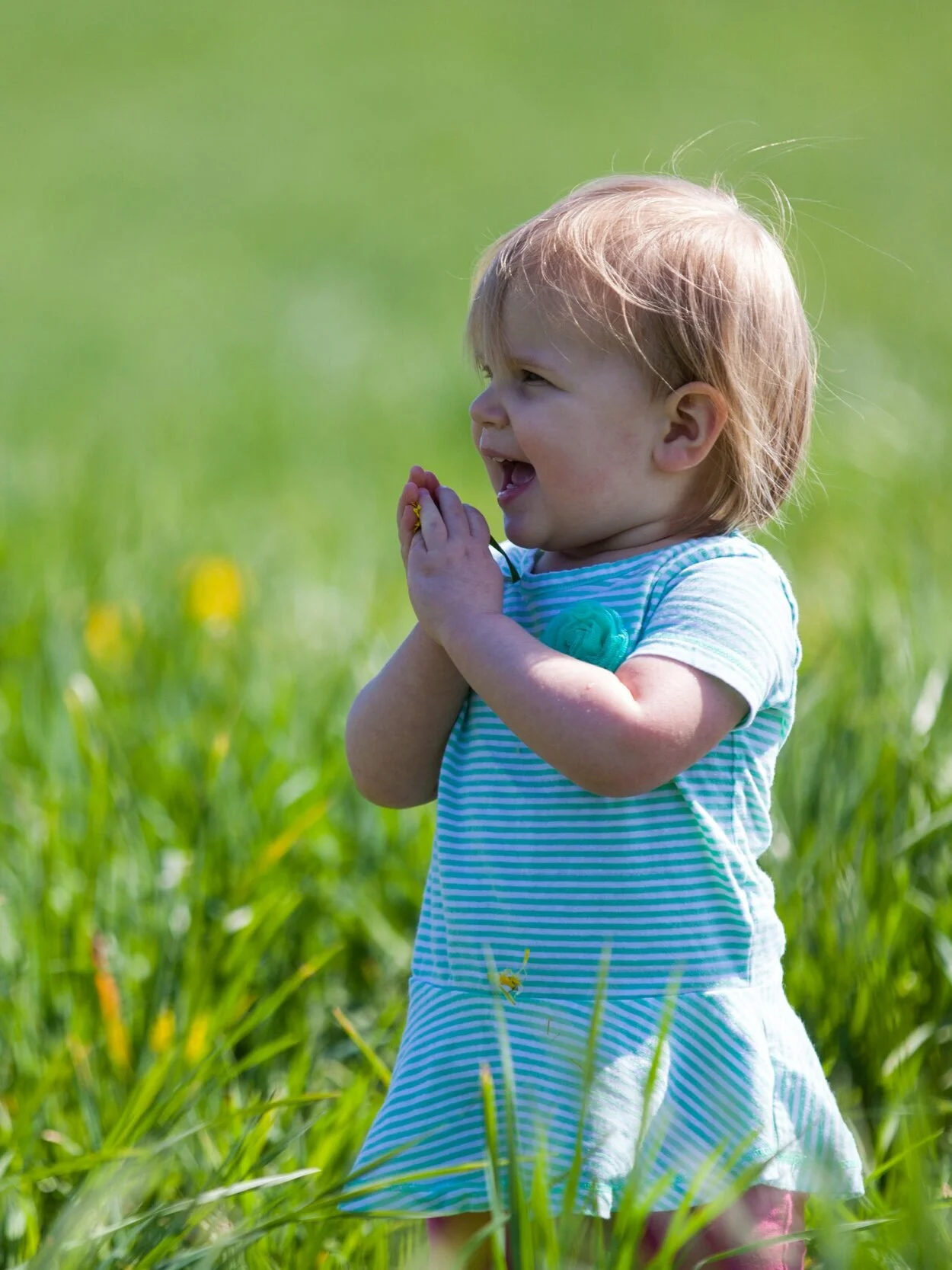 Child clapping for essential workers
