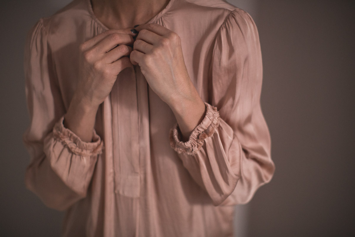 Detail-of-a-stylish-blush-coloured-blouse-lifestyle-brand-photography-shoot