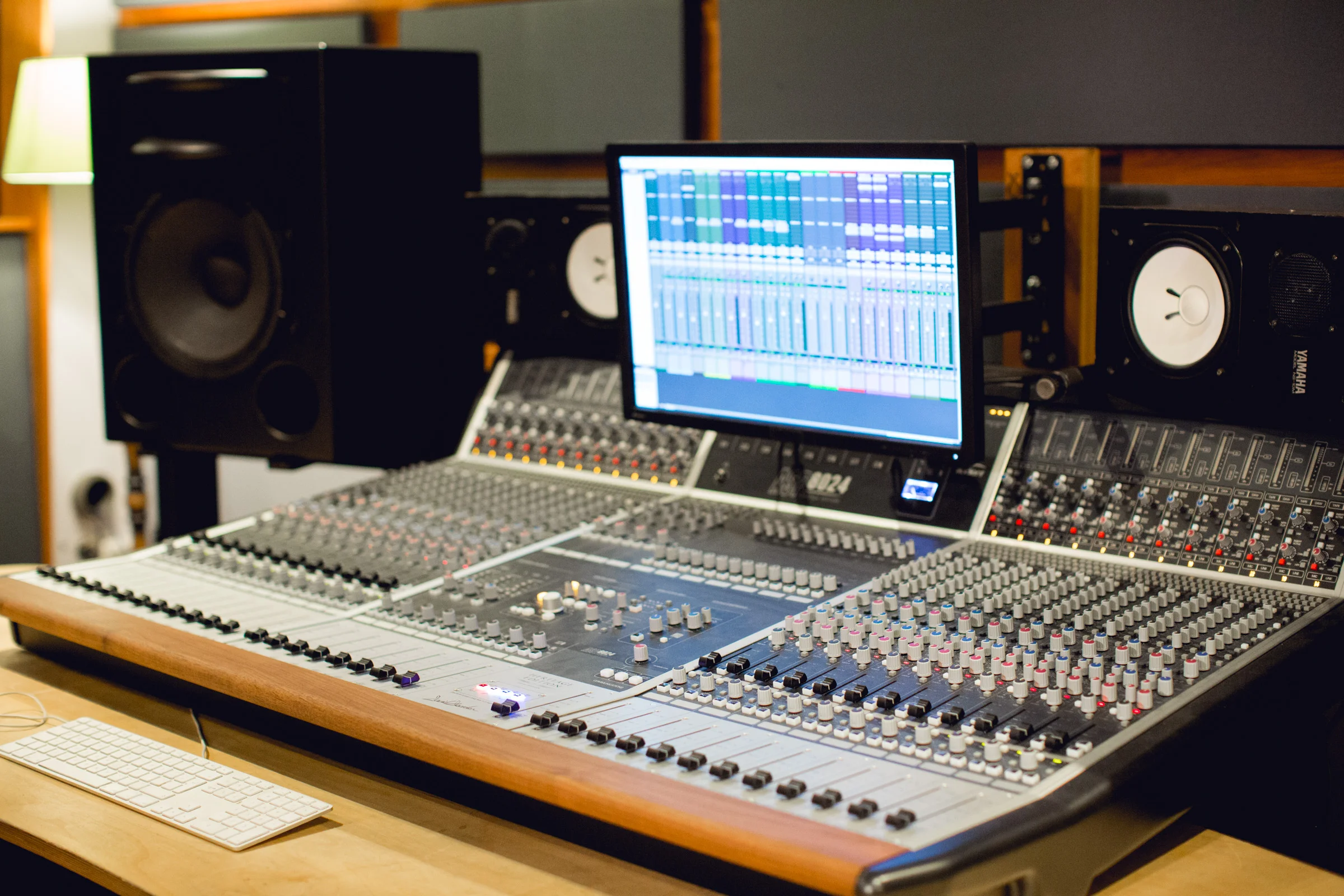 003-Miloco-Bridge-VibeDesk--6737.jpg