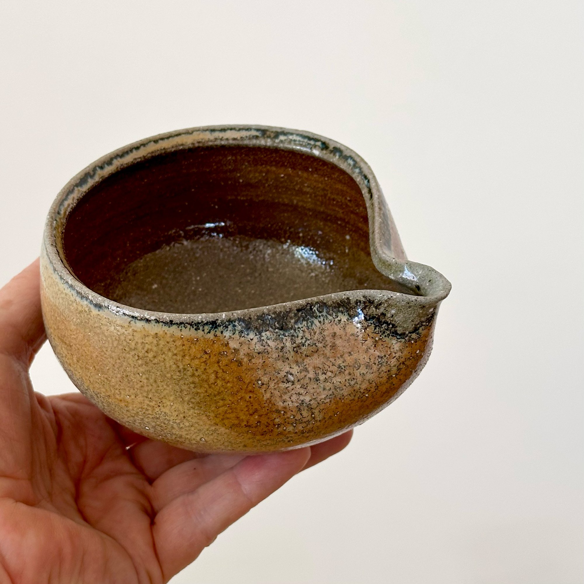 JSP154 Pouring Bowl 2-2.jpg