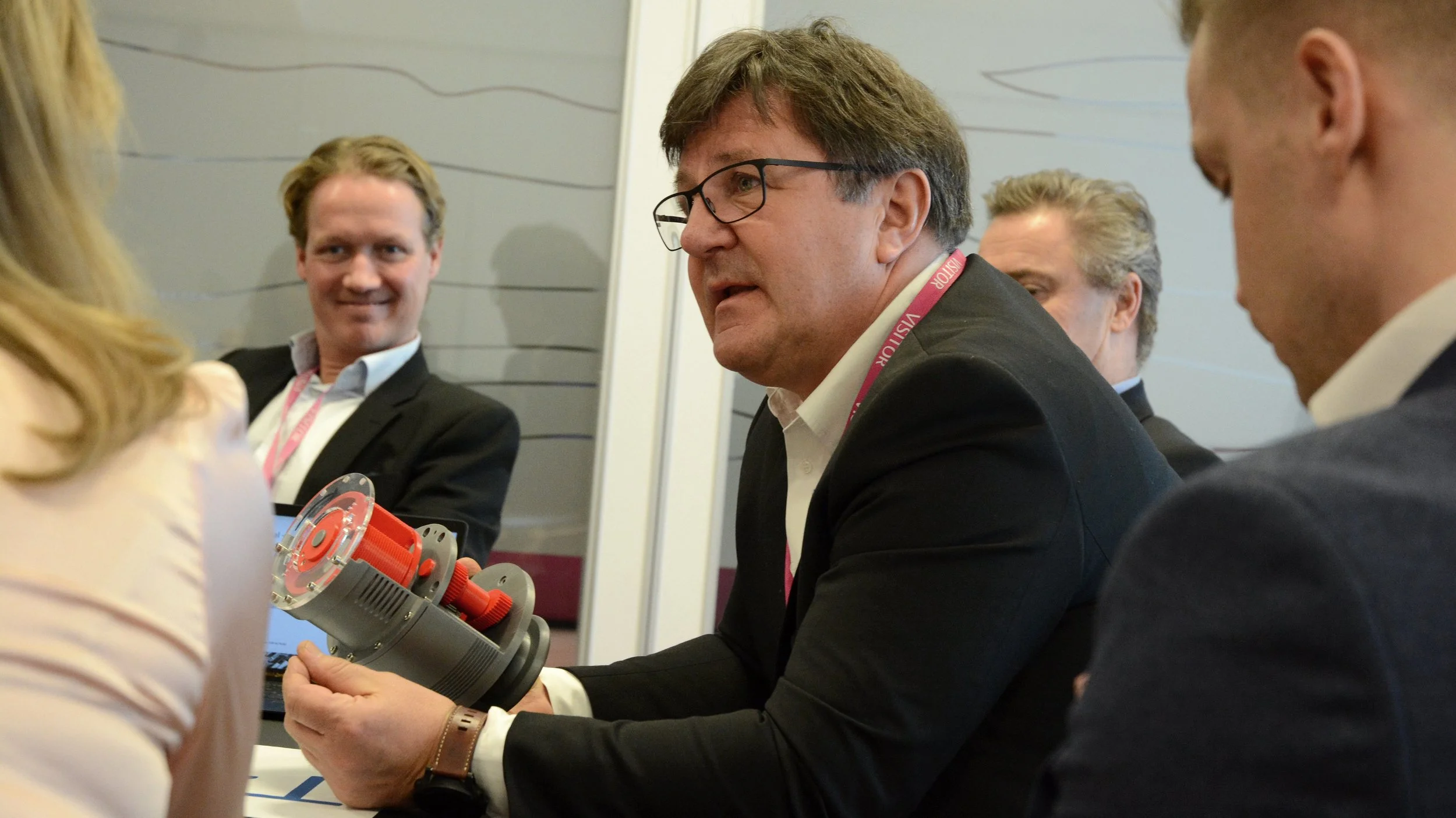 Tor Arne Hauge presenterer teknologien til OTECHOS, som kan brukes både som pumpe, kompressor, forbrenningsmotor og varmegjenvinner. Foto: Ina Steen Andersen www.tu.no