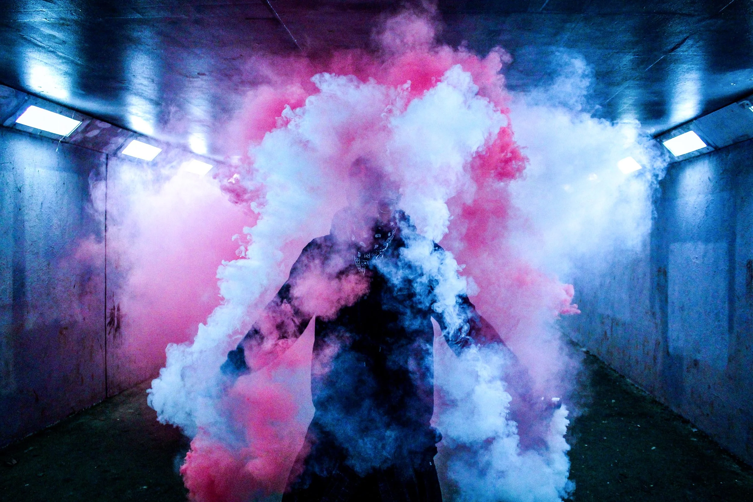 цветные дымовые шашки в темноте. белый дым. дым сигарет. дым нн. дым нн.