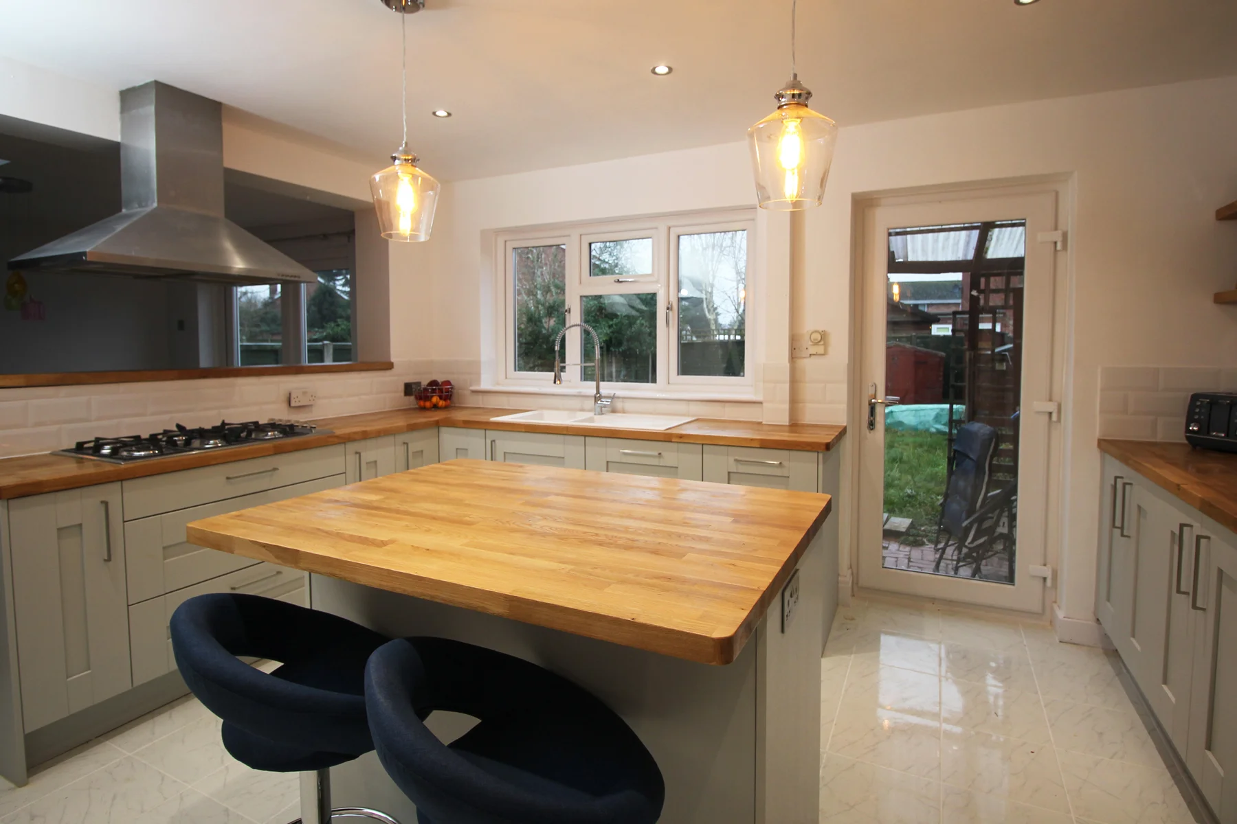Island seating, extra large gas hob and hood.