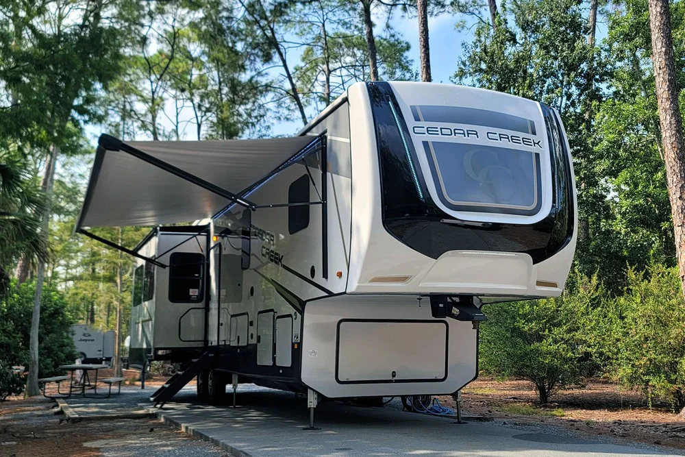 Cedar Ridge 5th Wheel 43’ Cedar Creek 377BH Fifth Wheel | Kissimmee Orlando RV Rental
