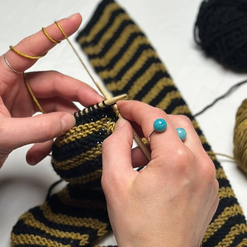 Oya Knit Design Studio I Halstuch gestreift HandStrickkurs I Schal stricken Wolle I 04 I quadratisch.jpg