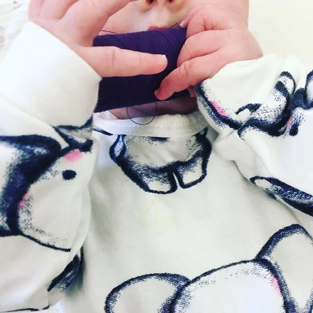 Jetzt habe ich eine kleine Assistentin im Atelier 🥰😉 Das ist auch der Grund warum es in den letzten Monaten so ruhig war. Den vor bisschen mehr als 4 Monaten bin ich Mama geworden. Aber jetzt geht es wieder vollgas weiter. Ich freue mich schon ries