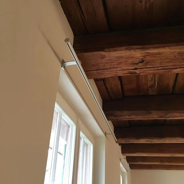 Heute durfte ich in einem historischen Geb&auml;ude Vorhangstangen montieren. Mit den Vorh&auml;ngen wird es dann richtig wohnlich.  #vorhangstangen #wood #metall #window #historical #work #handmade #madewithlove #beautiful #thankful #interior #livin