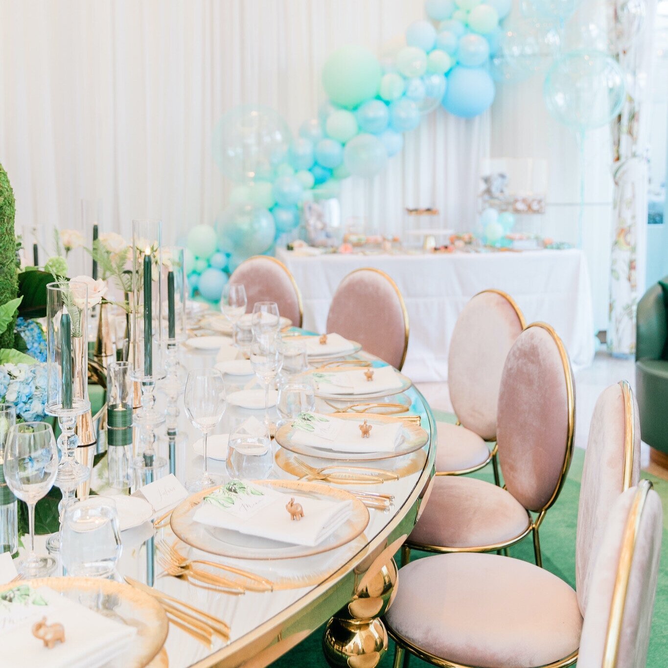 shelly+table+w+chairs+and+balloon+garland+in+back.jpg