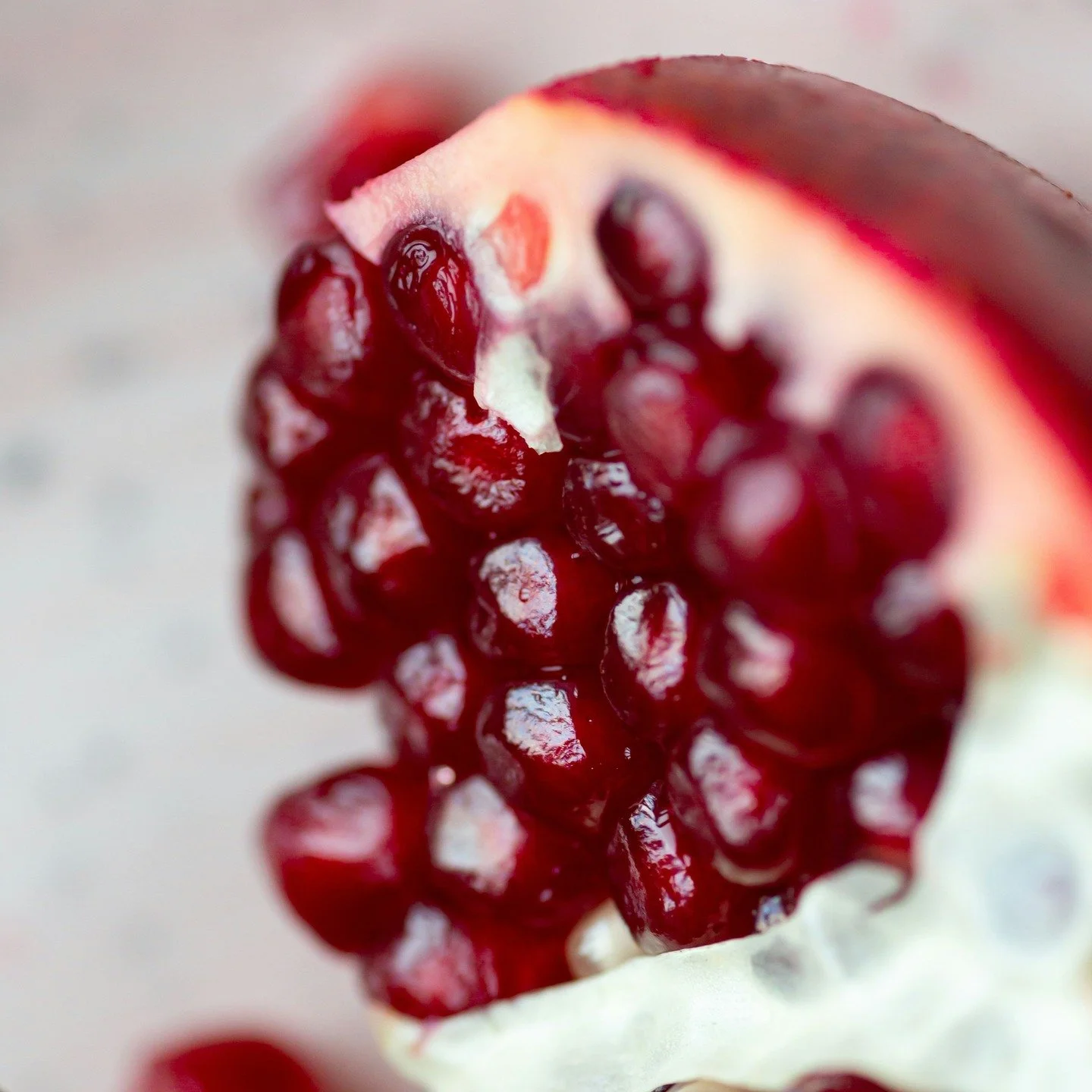 Les antioxydants sont les gardiens de la jeunesse de la peau.

Pollution, soleil, stress, manque de sommeil&hellip;

Ces agressions quotidiennes produisent des radicaux libres qui alt&egrave;rent le collag&egrave;ne et ternissent le teint.

La grenad