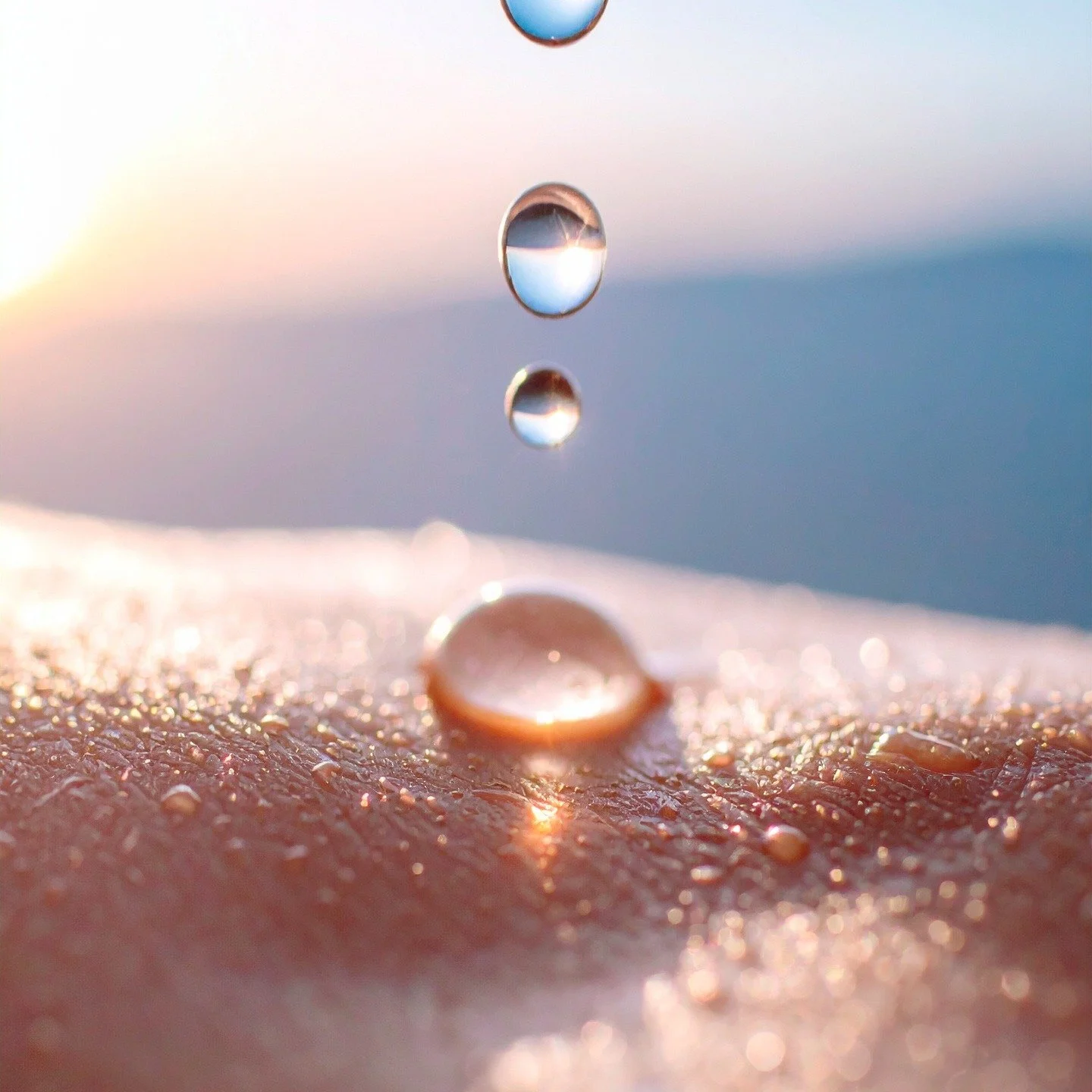 L&rsquo;eau, source de vitalit&eacute;
Saviez-vous que la peau perd naturellement pr&egrave;s d&rsquo;un litre d&rsquo;eau par jour ?

Les soins riches en acide hyaluronique retiennent cette eau pr&eacute;cieuse pour une peau souple et repulp&eacute;