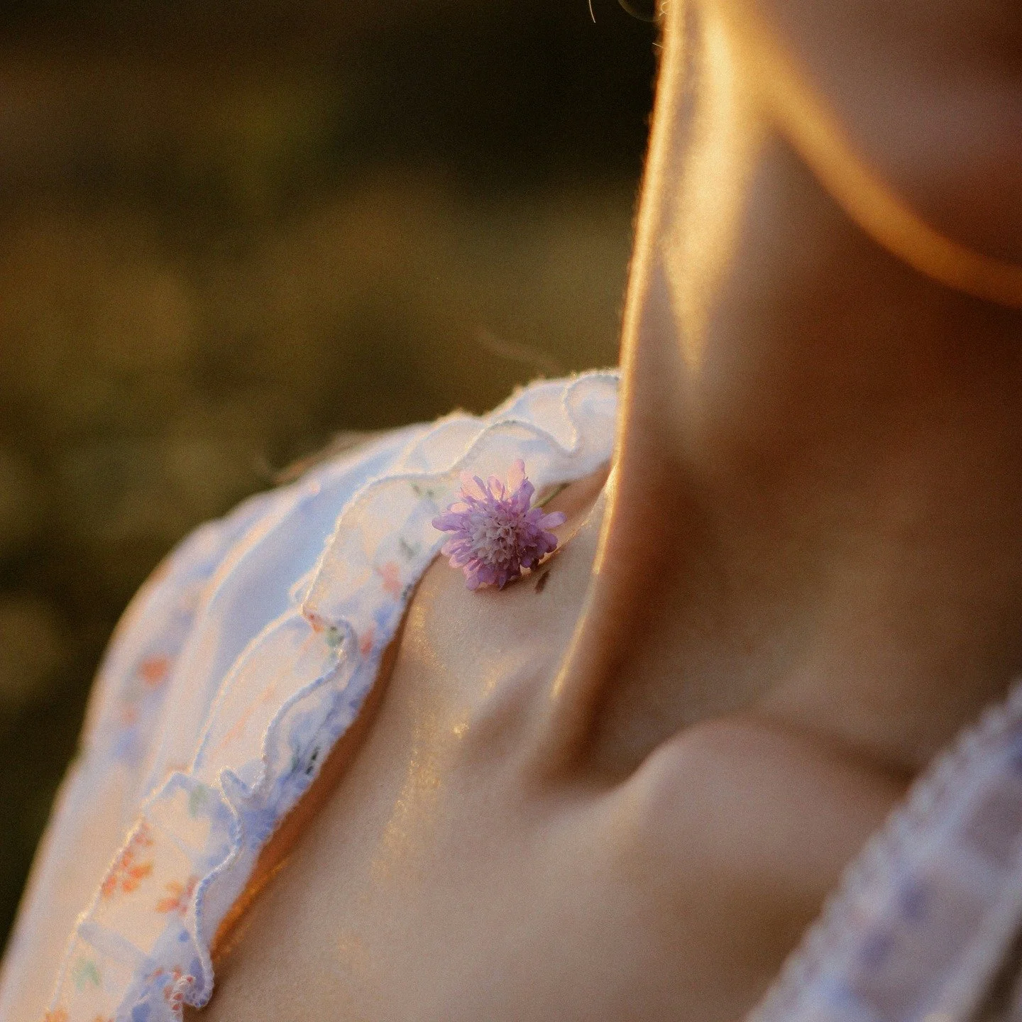 Le cou et le d&eacute;collet&eacute;, zones oubli&eacute;es
Souvent n&eacute;glig&eacute;es, ces zones fines m&eacute;ritent les m&ecirc;mes soins que le visage.
Hydratation, protection solaire et massages doux pr&eacute;viennent le rel&acirc;chement