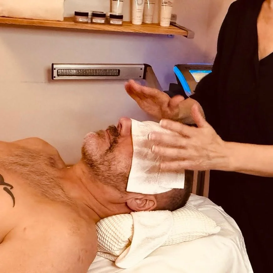 Programme de r&eacute;compense au r&eacute;f&eacute;rencement
D&egrave;s maintenant, lorsqu&rsquo;une personne que vous recommandez effectue son premier rendez-vous, une attention vous est offerte.

✨ Pour la cliente qui recommande
Un mini-soin vi