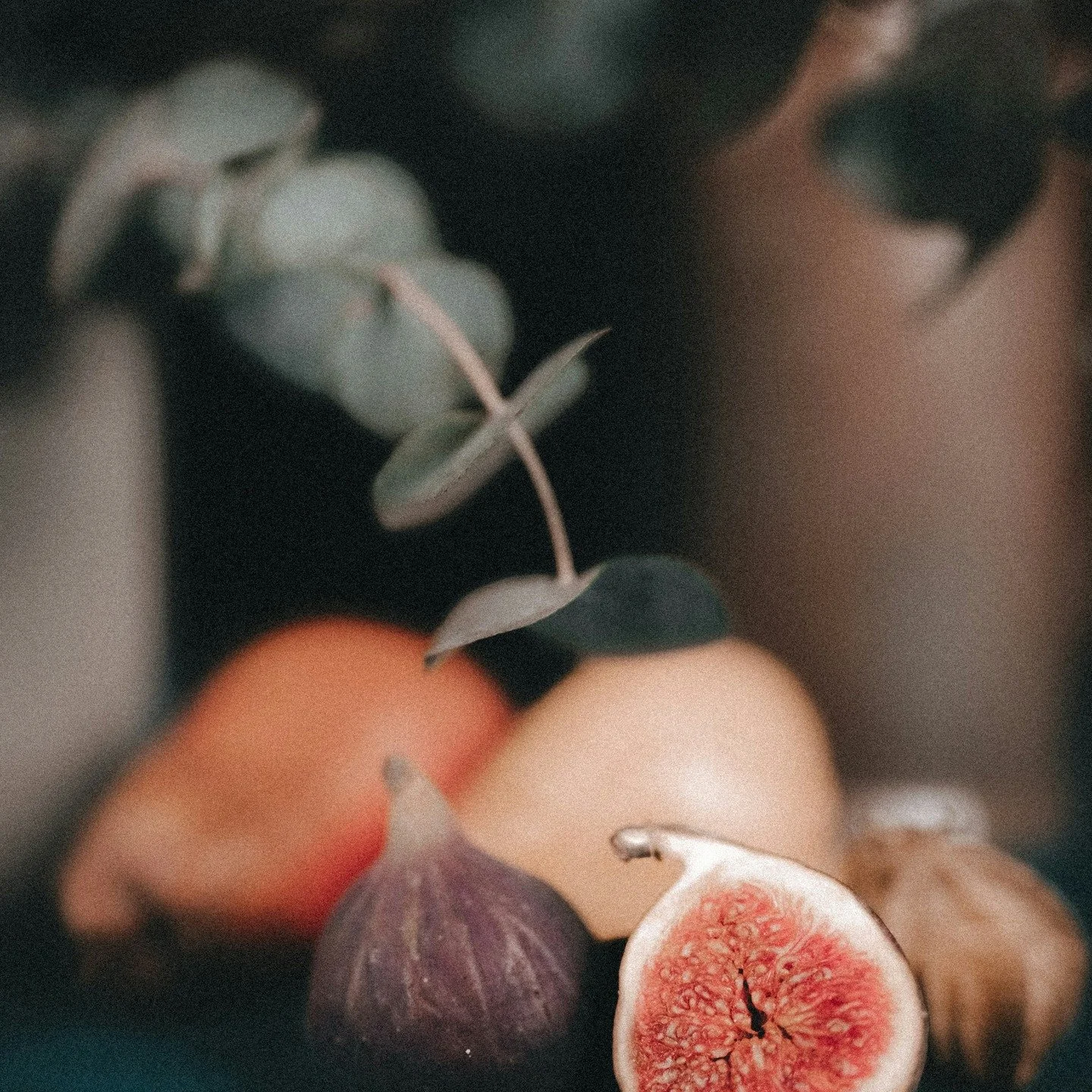 Les figues apportent des antioxydants et des vitamines, utiles dans une logique globale de soutien cutan&eacute;. Mais l&rsquo;alimentation seule ne corrige pas une peau d&eacute;shydrat&eacute;e ou sensibilis&eacute;e par une routine inadapt&eacute;