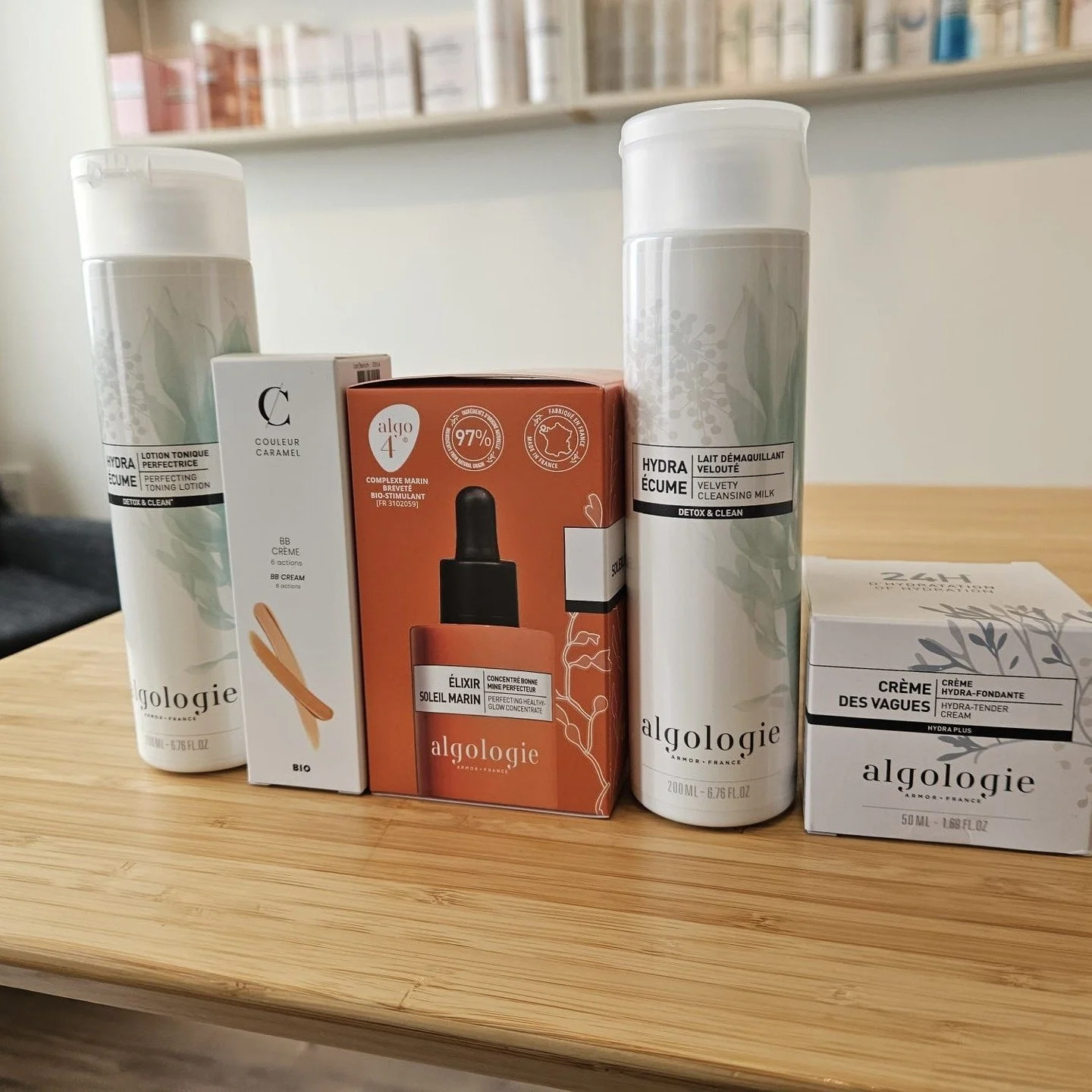 Prendre soin de sa peau ne devrait pas &ecirc;tre compliqu&eacute;.

&Agrave; la clinique, on voit souvent des routines trop longues ou mal adapt&eacute;es&hellip; et une peau qui devient plus r&eacute;active au lieu de s&rsquo;am&eacute;liorer. Parf