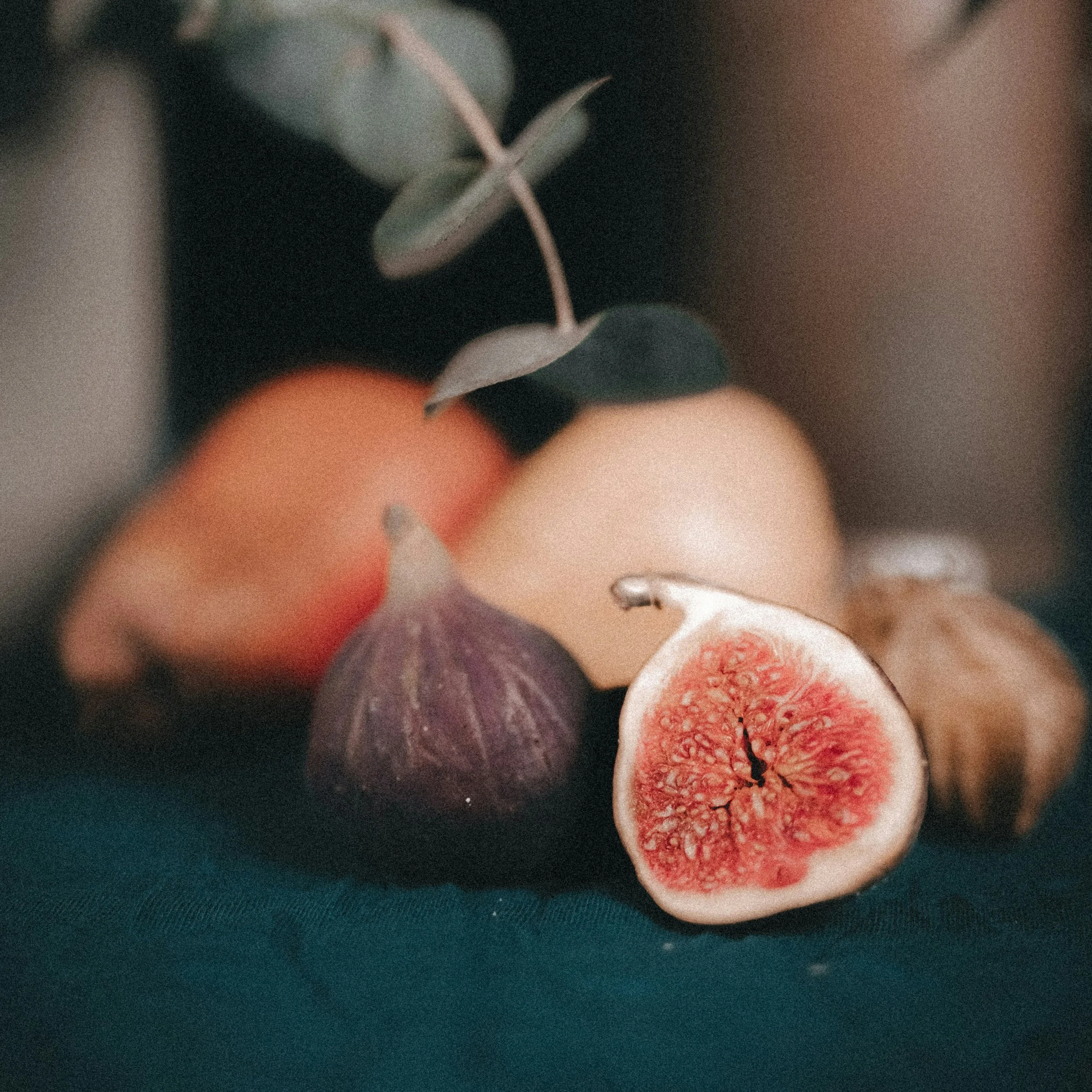 Les figues apportent des antioxydants et des vitamines, utiles dans une logique globale de soutien cutan&eacute;. Mais l&rsquo;alimentation seule ne corrige pas une peau d&eacute;shydrat&eacute;e ou sensibilis&eacute;e par une routine inadapt&eacute;