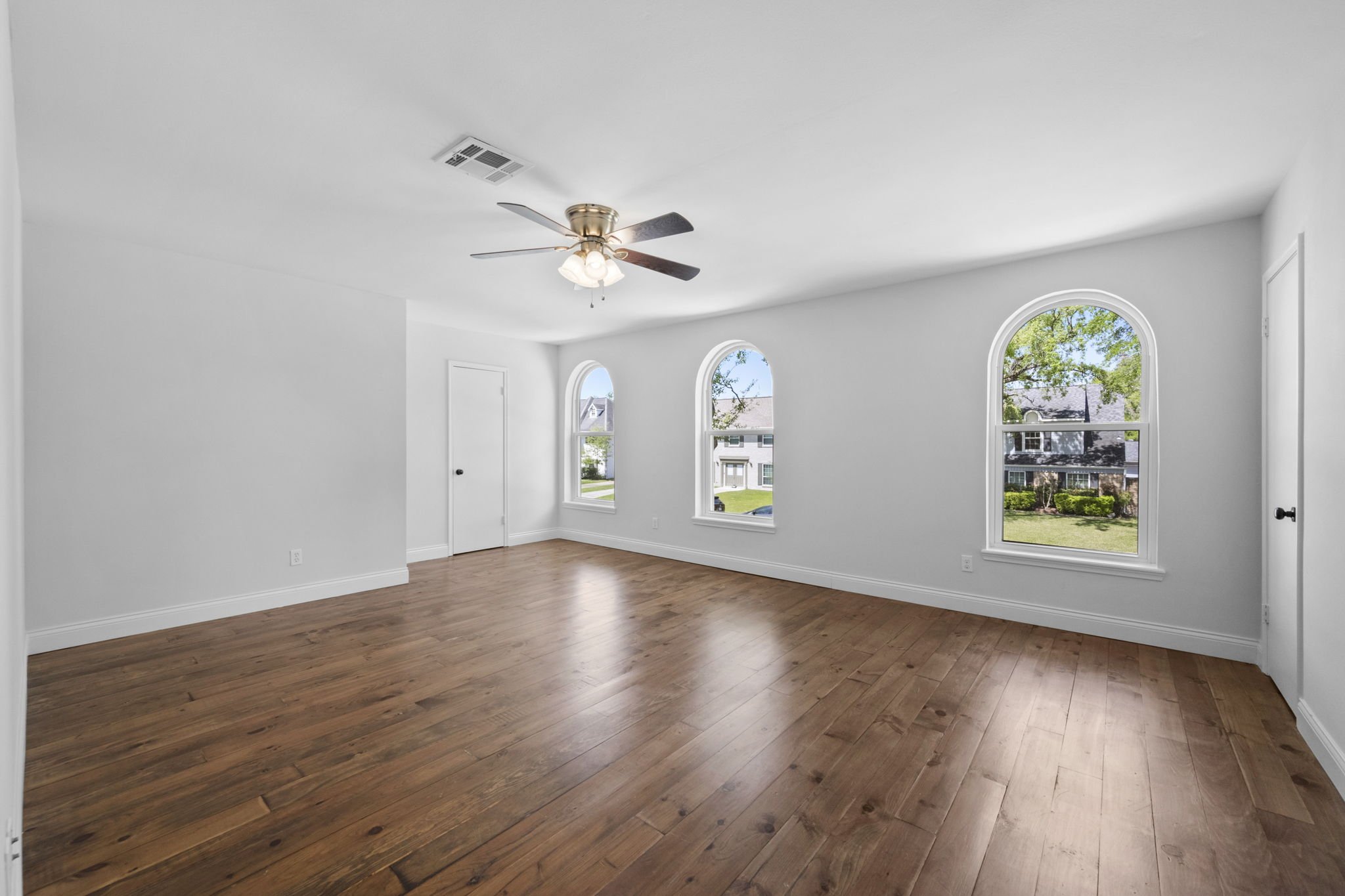35-web-or-mls-5023-bayou-vista-dr.jpg
