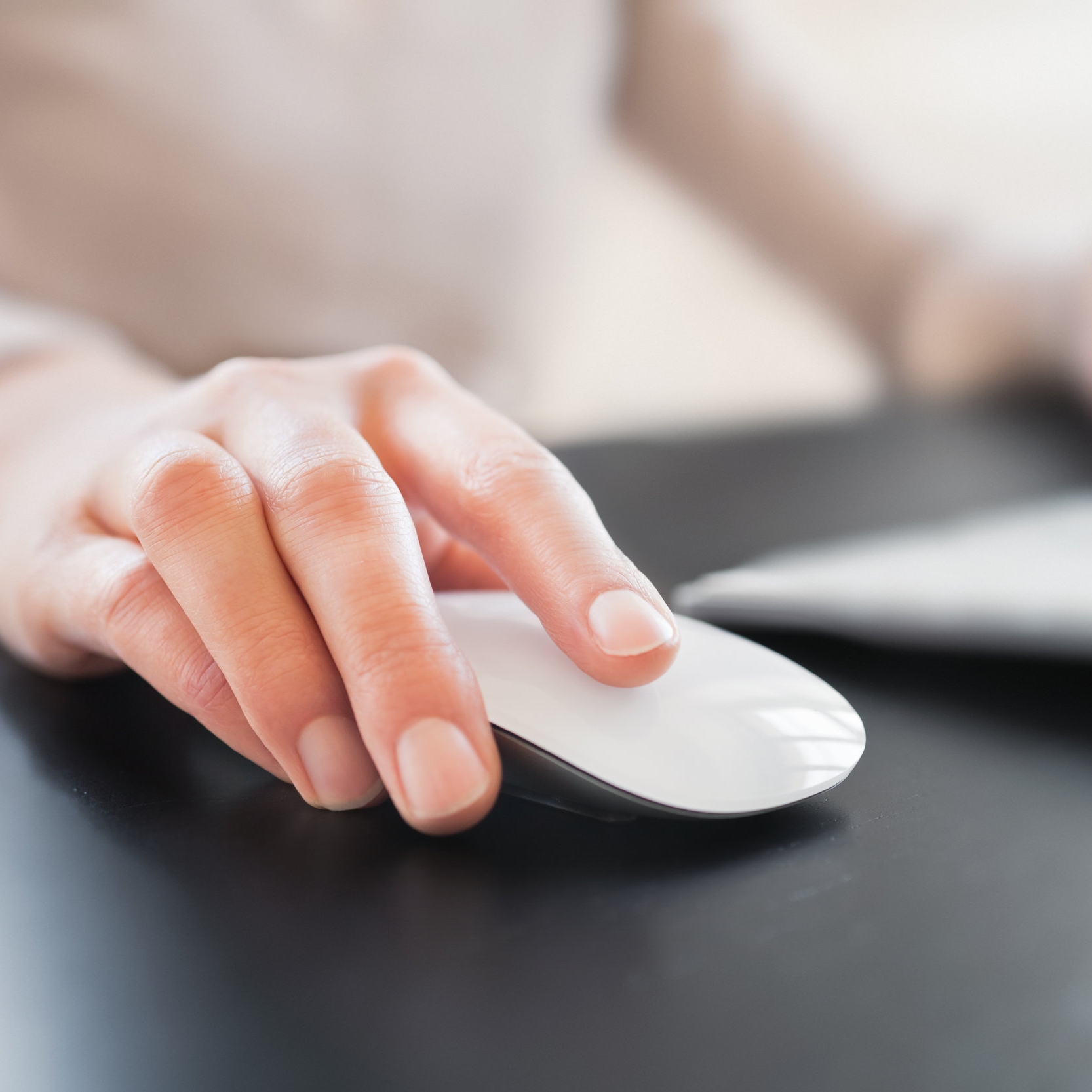 Hand-with-Computer-Mouse-185277608_5616x3744.jpeg